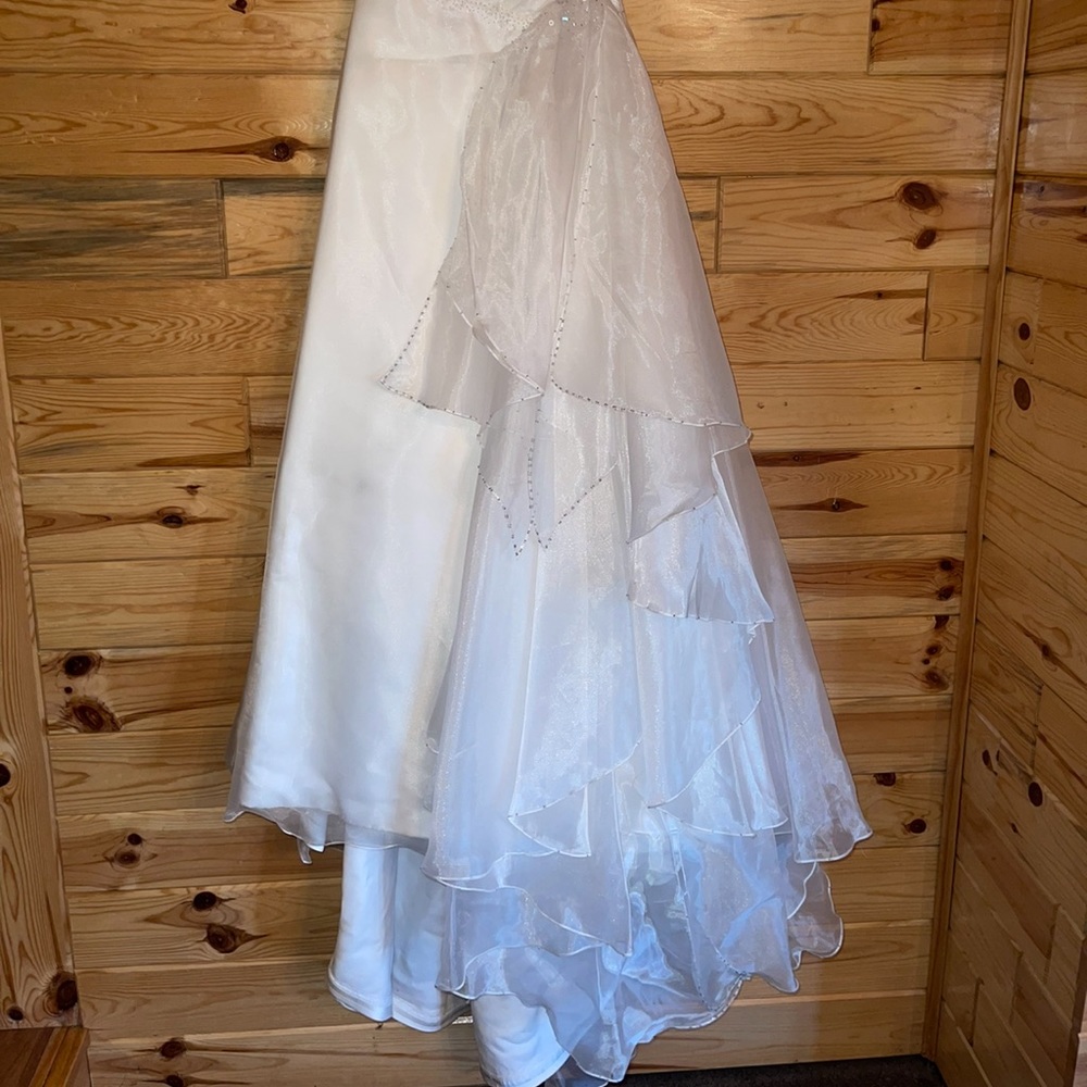 Stunning Maggie Sottero wedding dress. Worn once.Excellent condition. - Picture 3 of 8